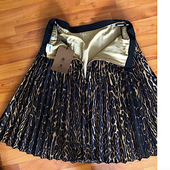 BURBERRY Pleated Midi Skirt With Leopard Print Motif In Black - Picture 16 of 16